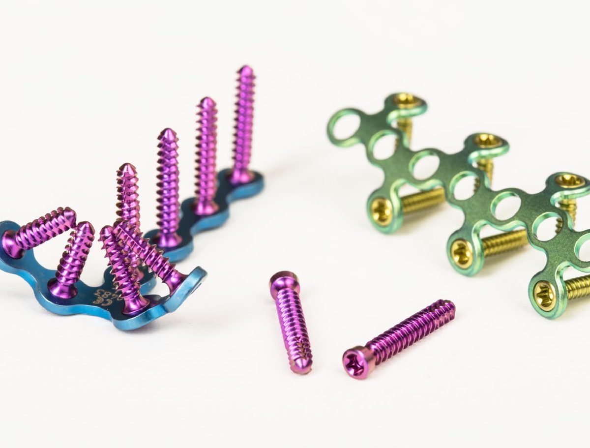 Πλάκες XS-INTEOS®, μπλε 1,0 mm και πράσινη 0,8 mm, με κοχλίες